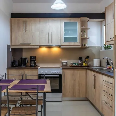 Comfy Square Gem With Balcony דירה *