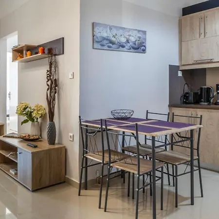 Comfy Square Gem With Balcony קלמאטה