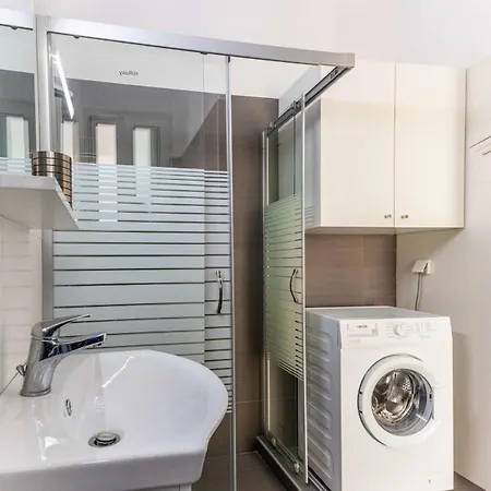 דירה Comfy Square Gem With Balcony *