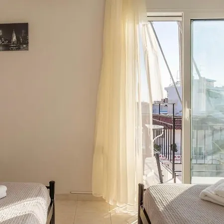Apartment Comfy Square Gem With Balcony