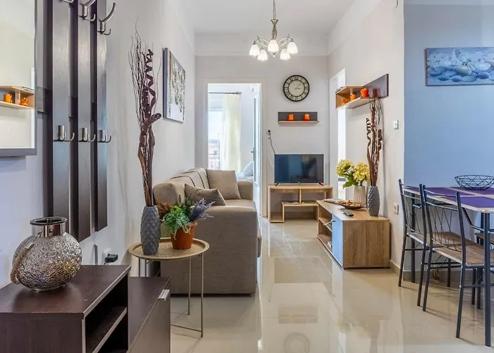 Comfy Square Gem With Balcony Kalamata