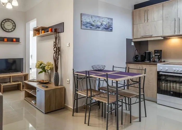 Comfy Square Gem With Balcony Kalamata