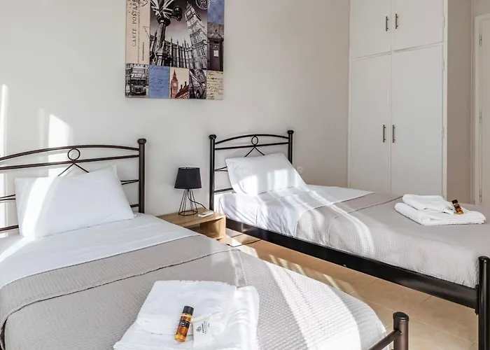 Comfy Square Gem With Balcony Apartamento Kalamata